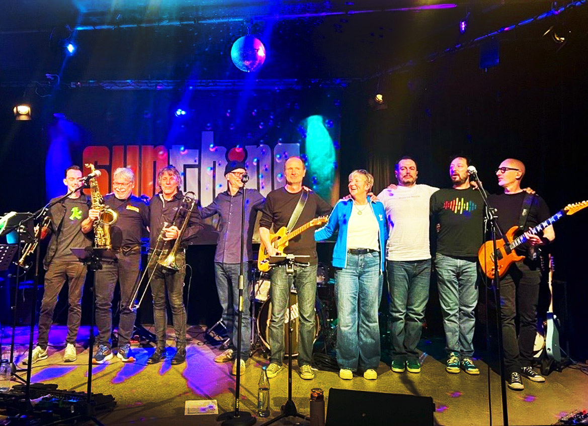 Die Band sunthing mit Hornsection auf der Bühne